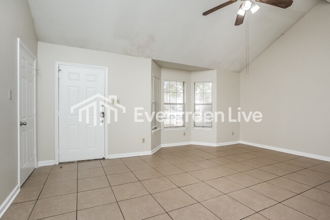 Foto del edificio - 5841 Hickory Cmns