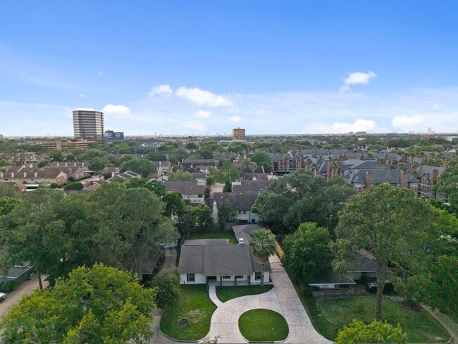 Foto del edificio - 2402 Chimney Rock Rd
