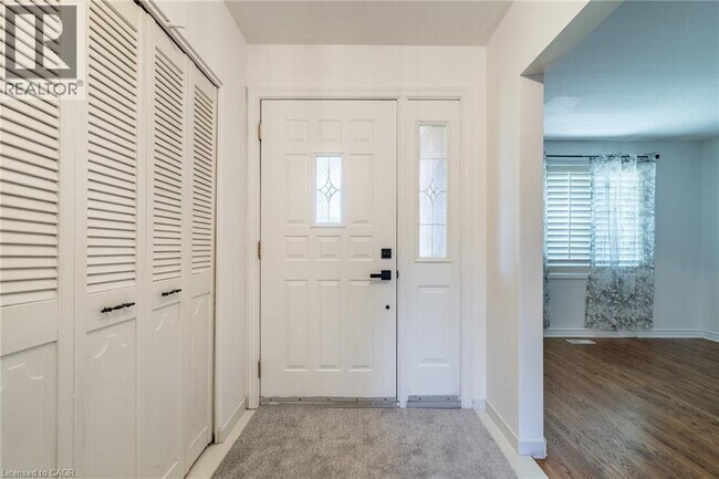 Building Photo - 9 Dianne Ct