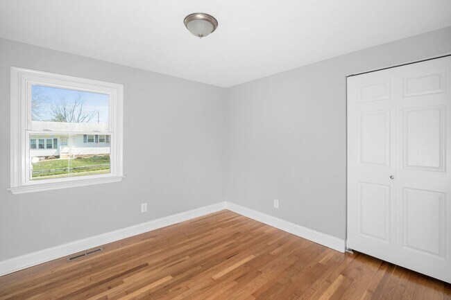 Building Photo - 120 Rolling Dr