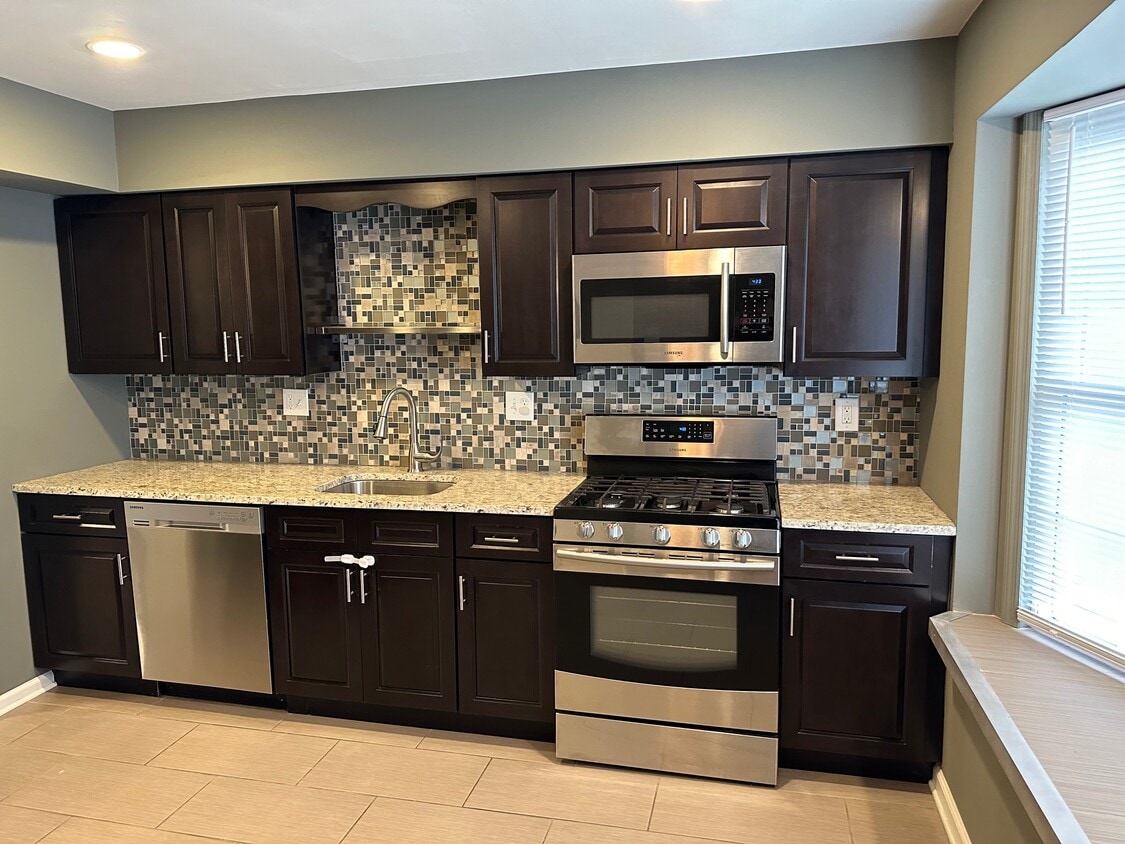 Kitchen - 50 Blue Jay Dr
