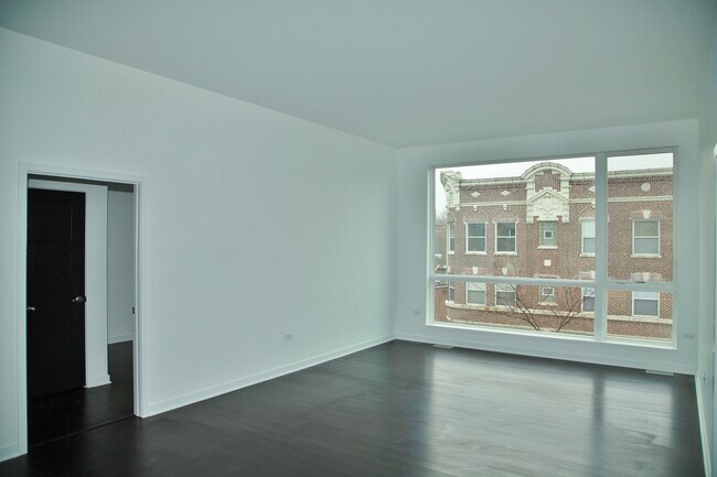 Building Photo - 1246 W Devon Ave