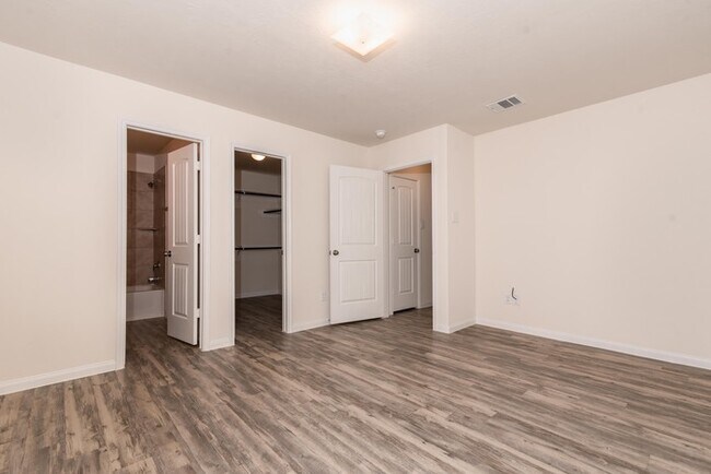 Building Photo - Diamond Star - 3307 Gold Star Dr, Houston,...