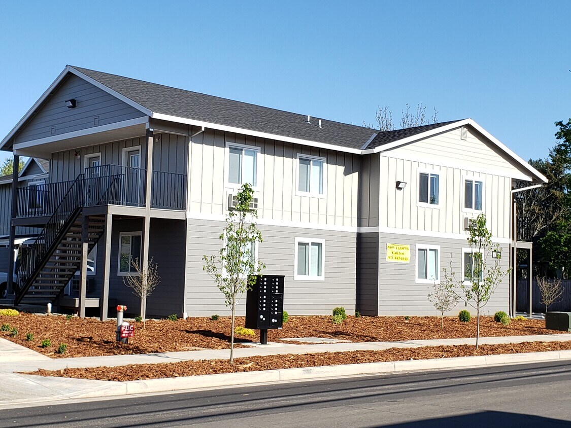 814 N 2nd St Unit 13, Silverton, OR 97381 Apartments in Silverton, OR