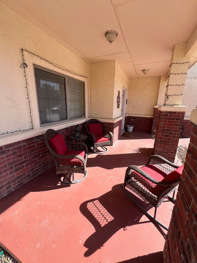 Foto del edificio - Charming 3-Bed, 2.5-Bath Home with Cozy Fi...