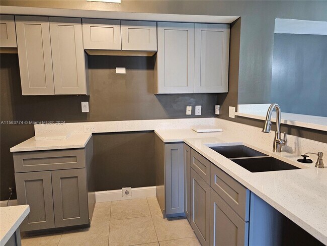 Foto del edificio - 2051 Renaissance Blvd