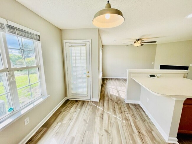 Building Photo - Townhouse off Horse Pen Creek