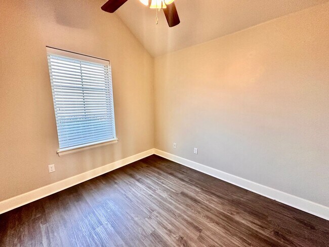 Foto del edificio - Modern 3-Bed, 2-Bath Home with Open Layout & Storm Shelter