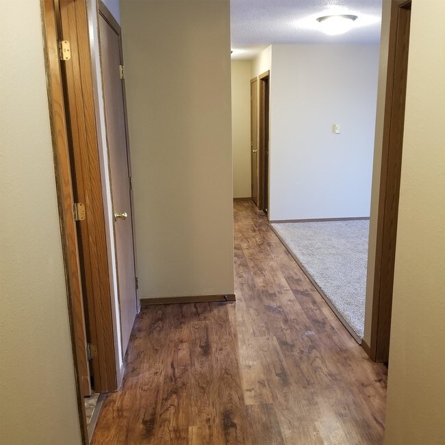 Building Photo - 400 Village Dr