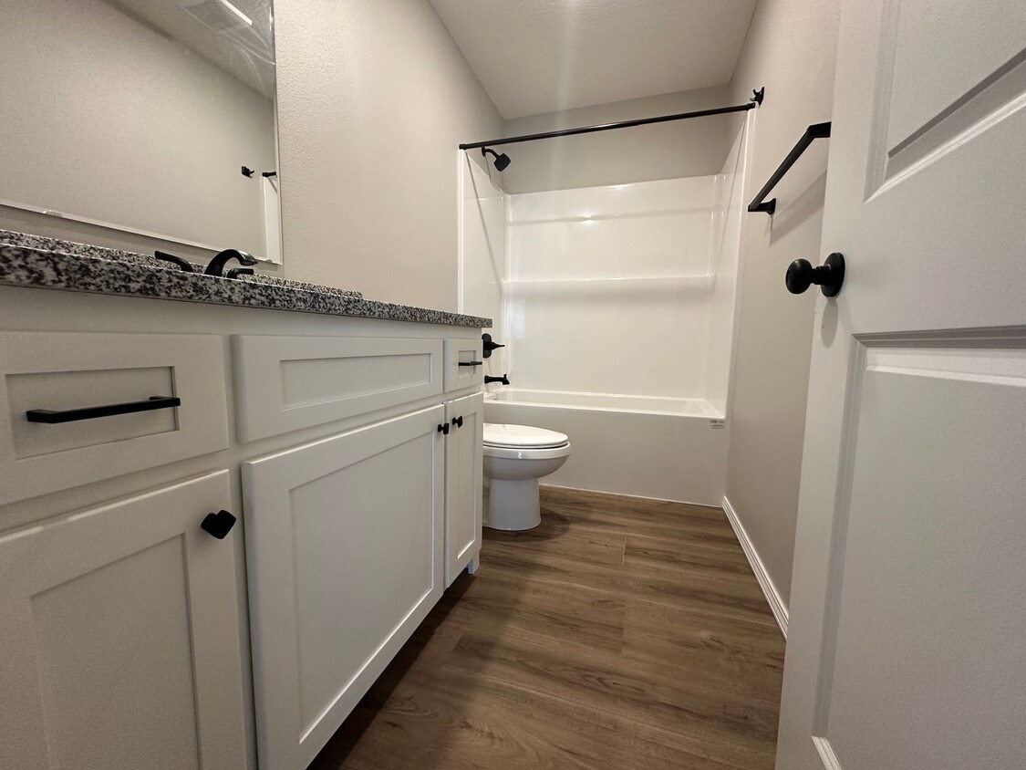 Building Photo - 3 bed 2 bath in Marshfield