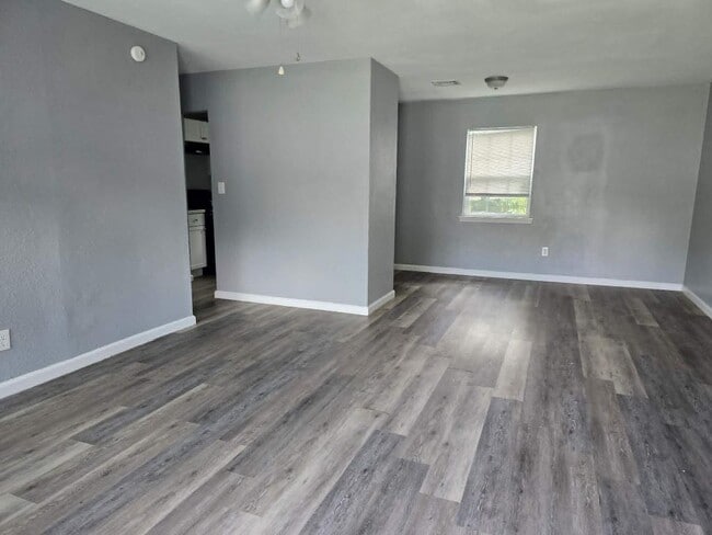 Foto del edificio - 542 E 57th Pl N