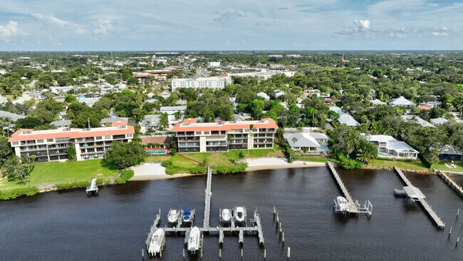 Foto del edificio - 624 SW St Lucie Crescent