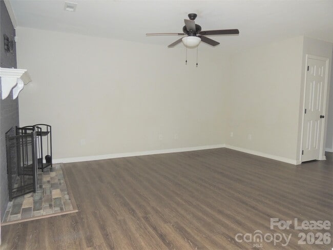 Building Photo - 9252 Kings Canyon Dr