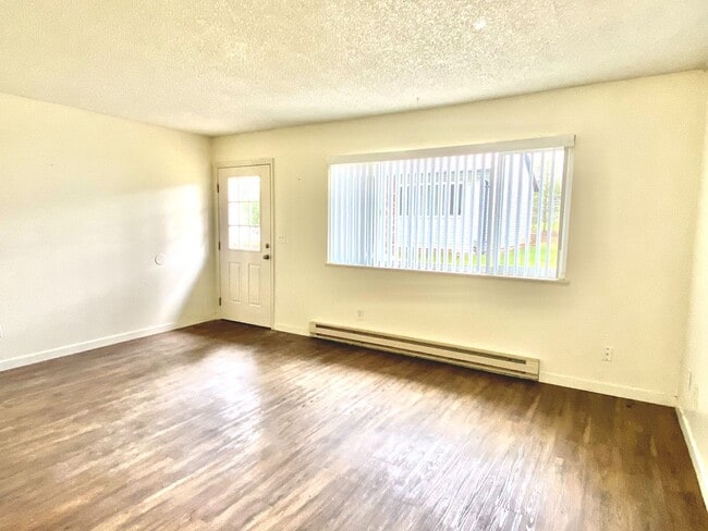 Building Photo - CHARMING SANDY APARTMENT HOME! W/S/G INCLU...