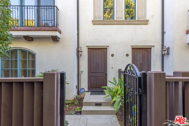 Foto del edificio - 1619 Artesia Blvd