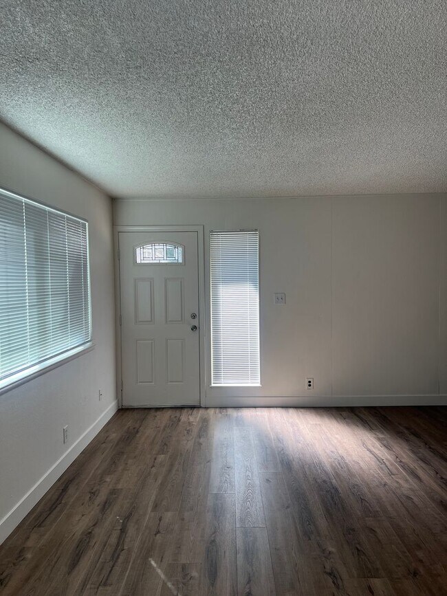 Foto del edificio - UPDATED 2 BEDROOM CONDO!!
