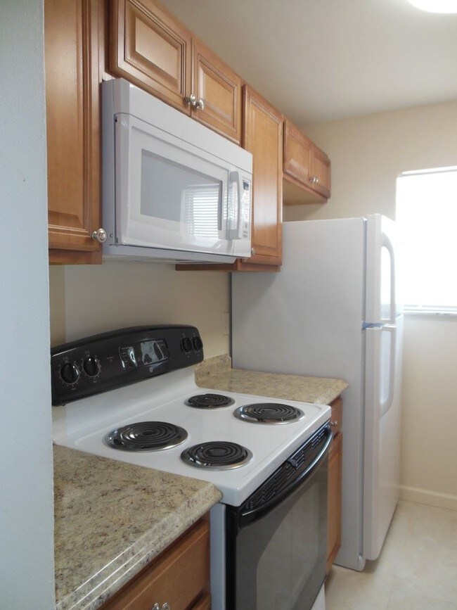 Building Photo - 2 br, 1 bath House - 904 E TIFFANY DR #4