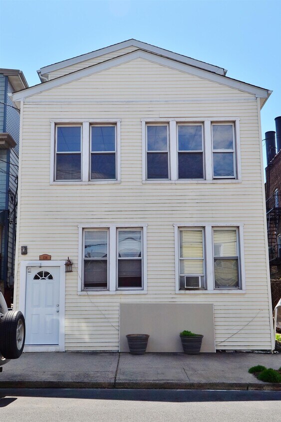 Primary Photo - 138 W 4th St