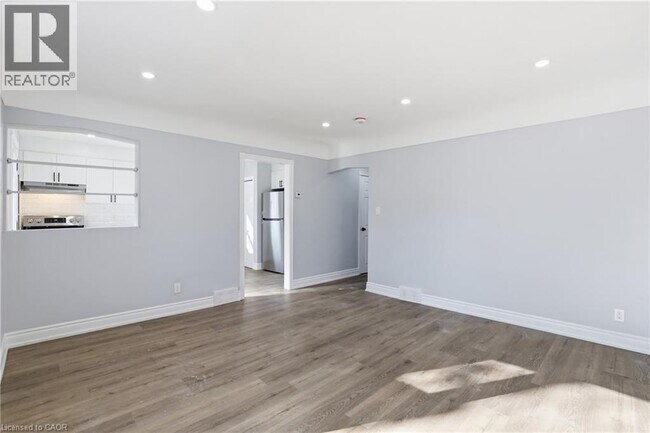 Photo du bâtiment - 81 MacLennan Ave