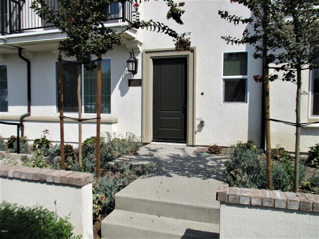 Building Photo - 3010 S Mayflower Ave