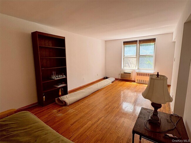 Foto del edificio - 67-50 Thornton Pl