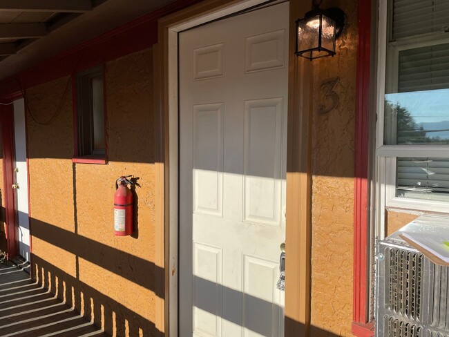 Building Photo - Charming Upstairs Apartment
