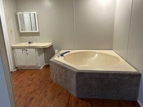 Building Photo - 94 White Oak Village