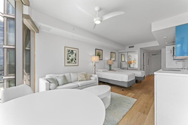 Building Photo - 1001 Queen St