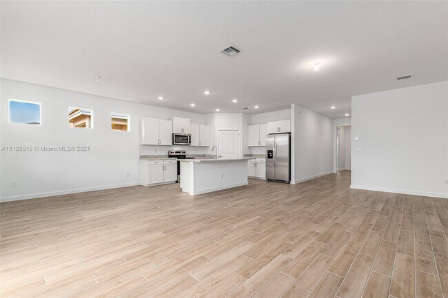 Building Photo - 2941 Breezeway Cir