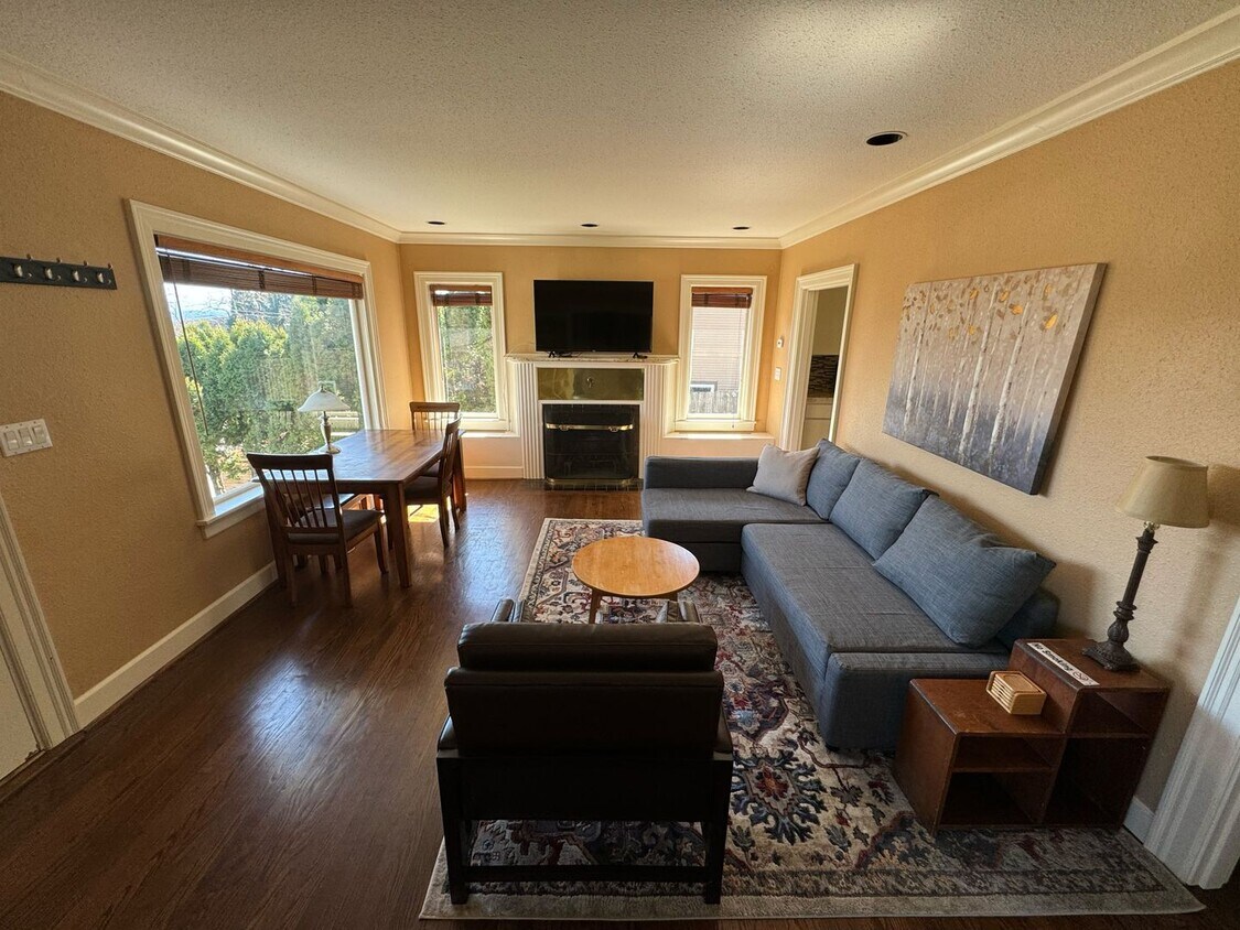 Fully Furnished 2 Bed 1 Bath W/ ALL Utilit... - Fully Furnished 2 Bed 1 Bath W/ ALL Utilit...