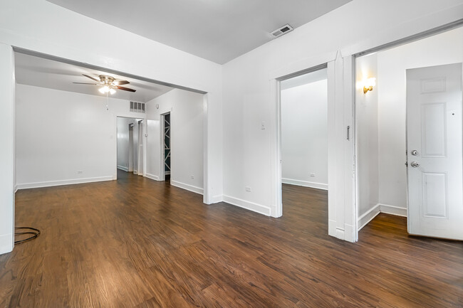 Building Photo - 2127 W 21st Pl