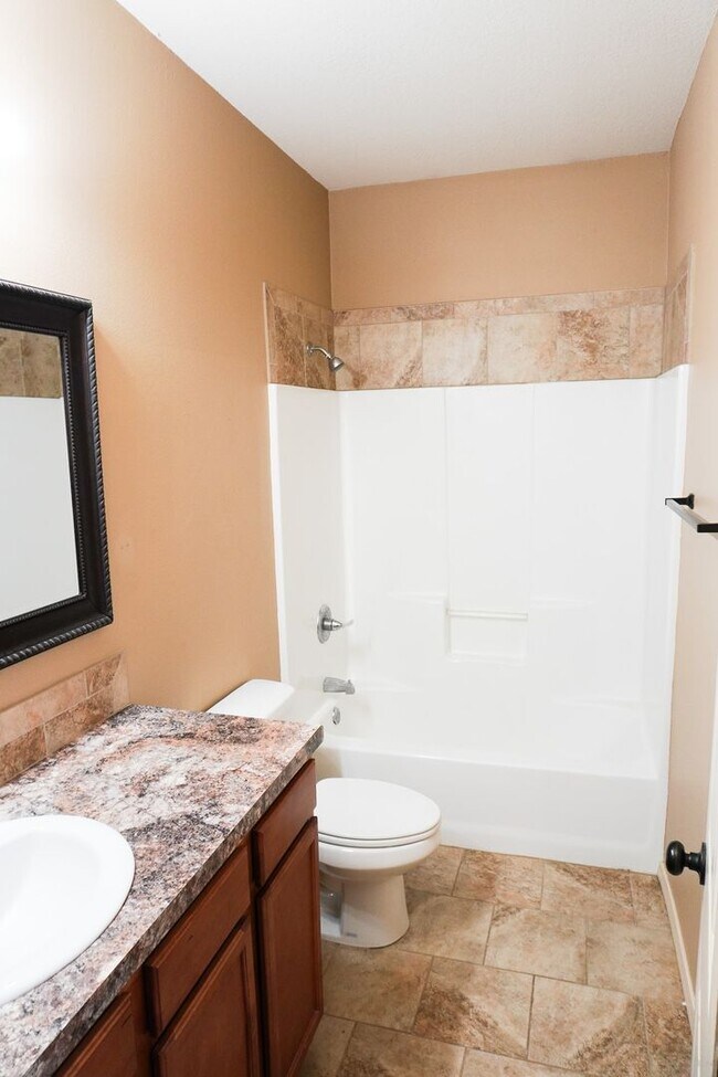 Foto del edificio - 3-Bed Duplex w Garage + Fenced Yard + Balc...