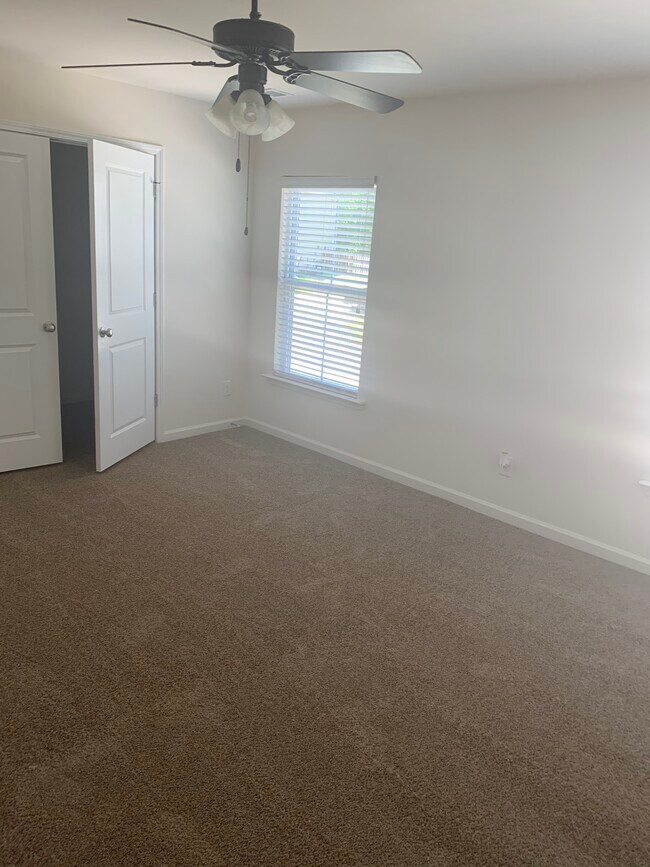 Foto del edificio - 215 Orange Pond Ct