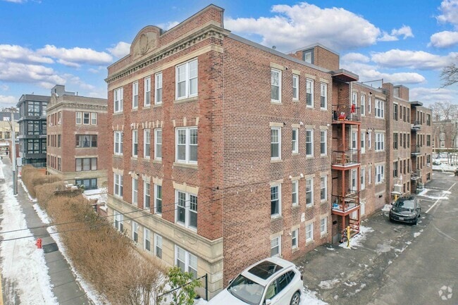 Building Photo - 10-12 Greenway Ct