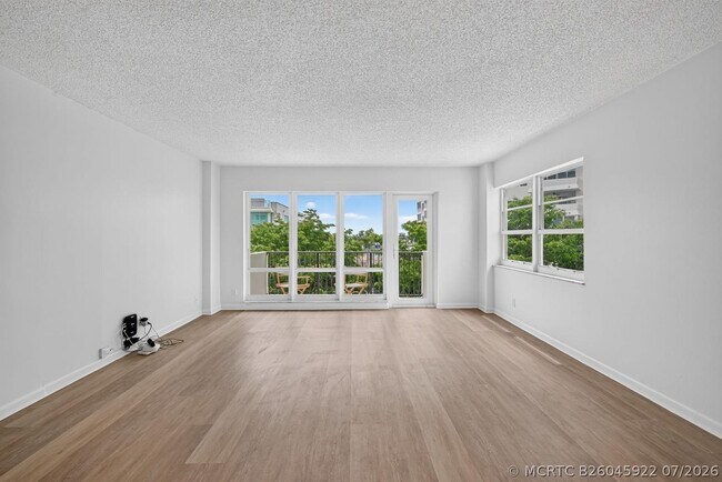 Building Photo - 340 Sunset Dr