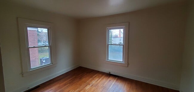 Building Photo - 2 Bedroom Duplex