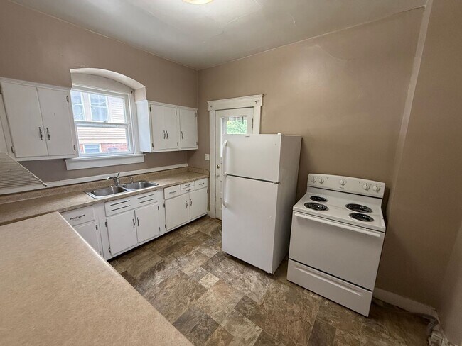 Building Photo - 483 Littleton St