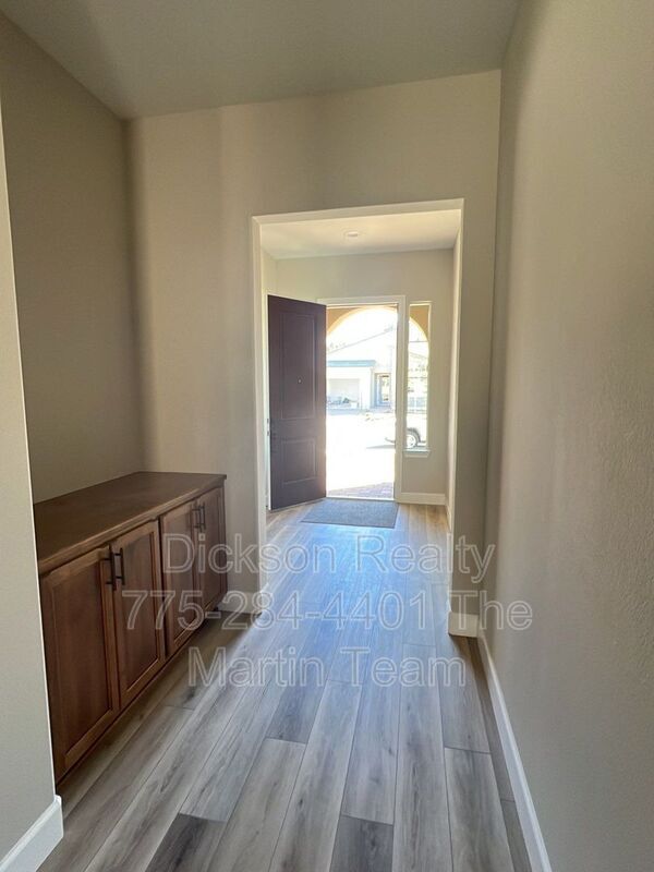 Building Photo - 215 Commodore Dr
