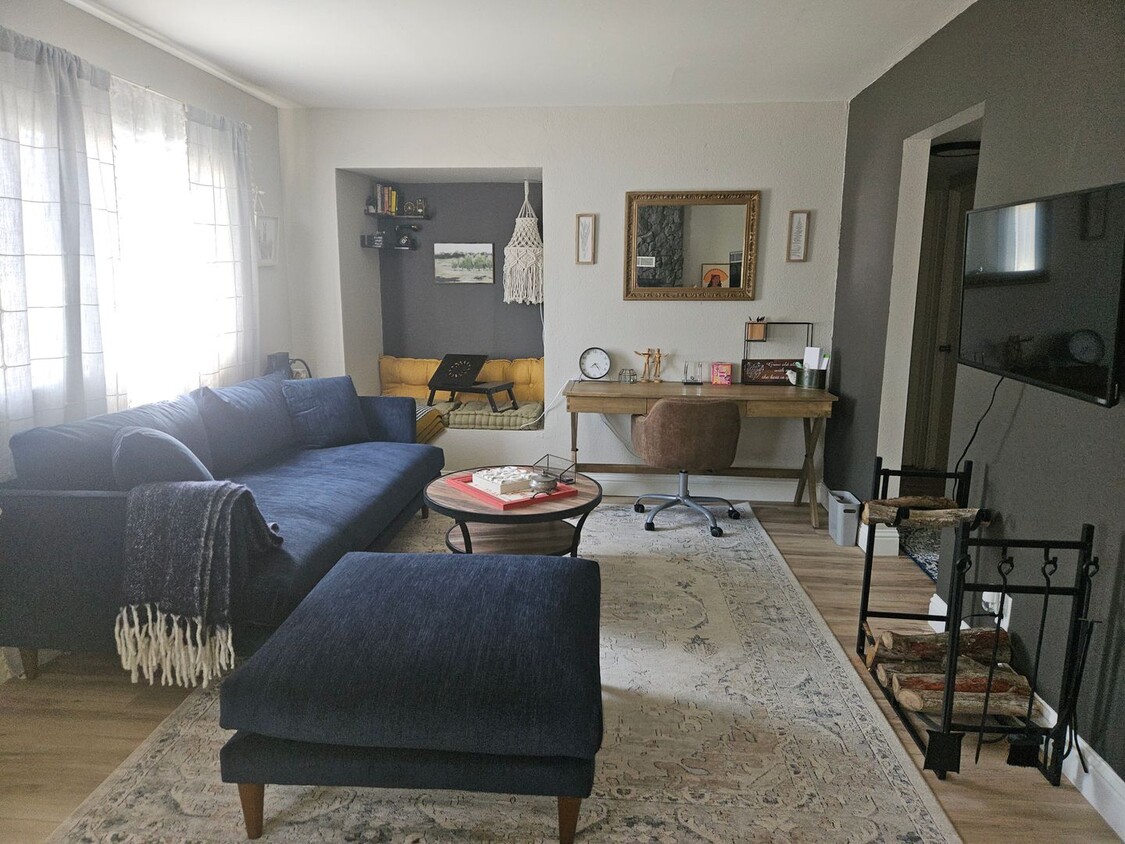 Primary Photo - Spacious and Bright 2 Bed / 1 Bath with a ...