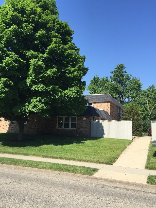 203 N Regency Dr, Bloomington, IL 61701 Apartments in Bloomington, IL