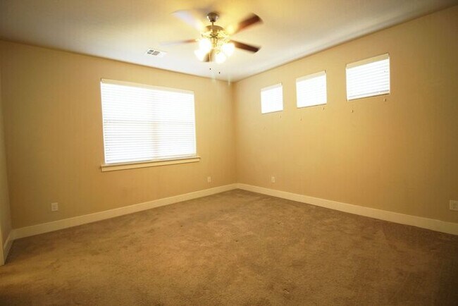 Foto del edificio - 523 High Tech Dr