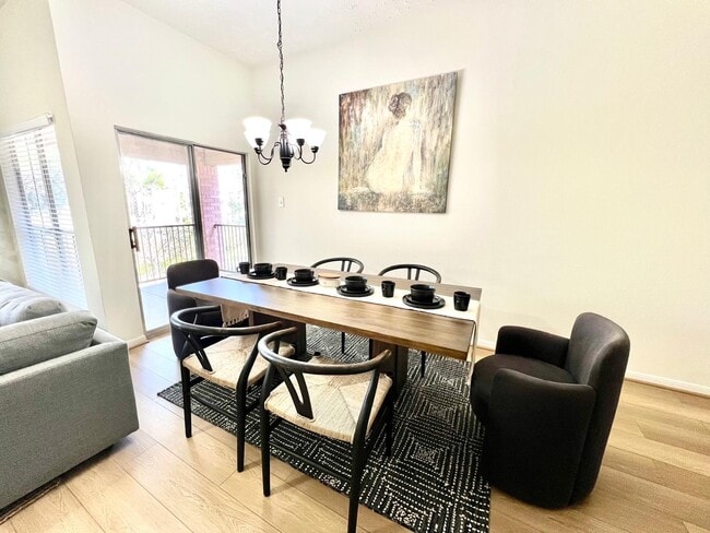 Foto del edificio - 8051 Bay Branch Dr