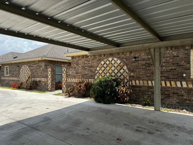 Building Photo - 2712 E Eisenhower Ave