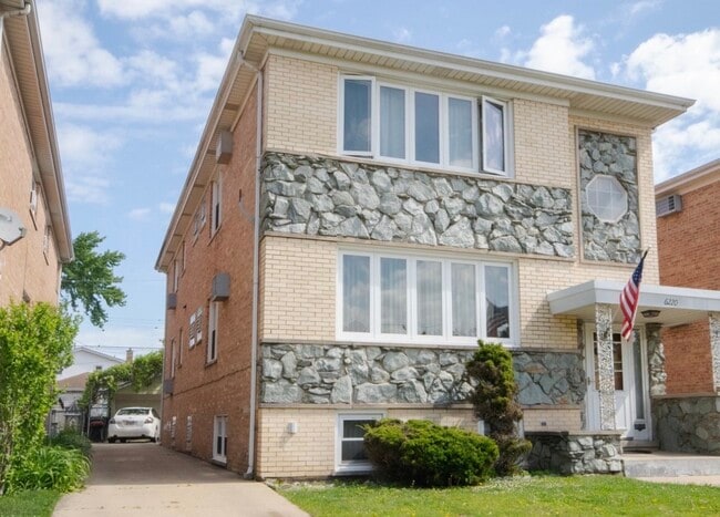 Building Photo - 6220 W Lawrence Ave