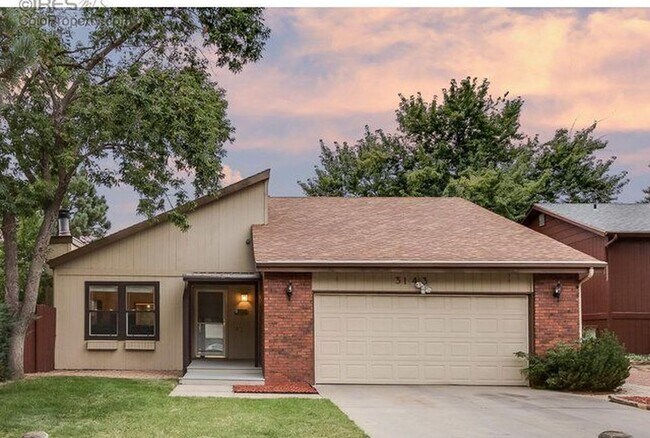 Excelente casa de tres niveles con techo abovedado de 2 dormitorios y 2 baños. - 3143 21st Avenue Court