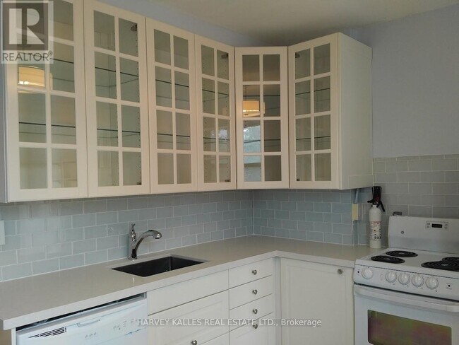 Building Photo - 885 Davenport Rd