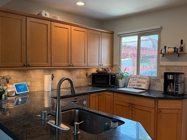 Foto del edificio - 3 Bedroom 2 Bathroom House Available Septe...