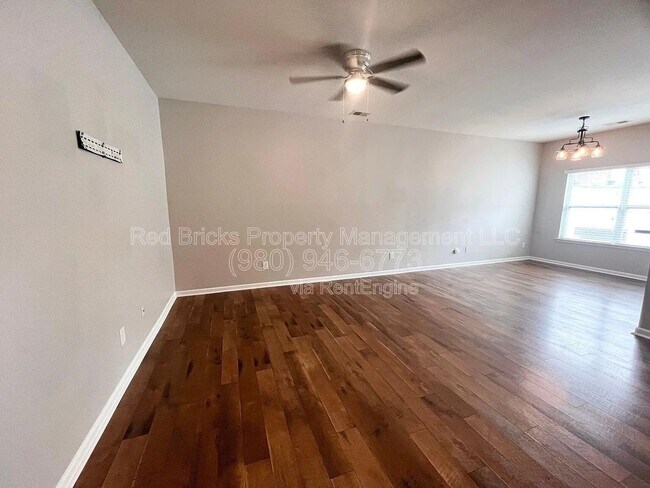 Foto del edificio - 4630 Craigmoss Ln