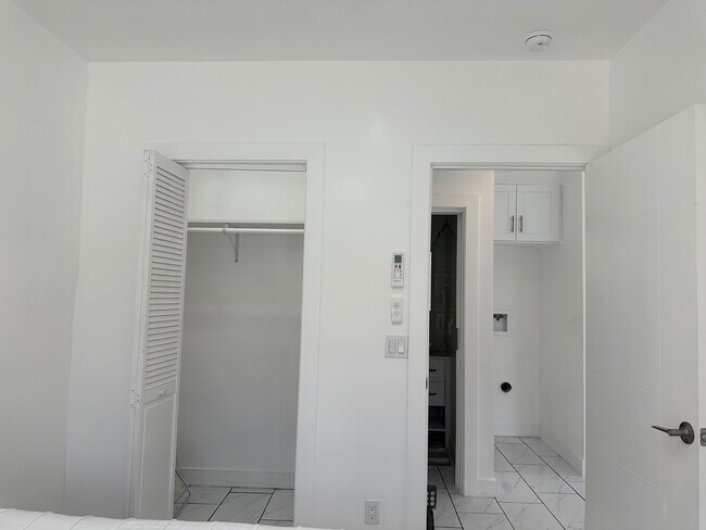 Building Photo - 7013 Bellaire Ave