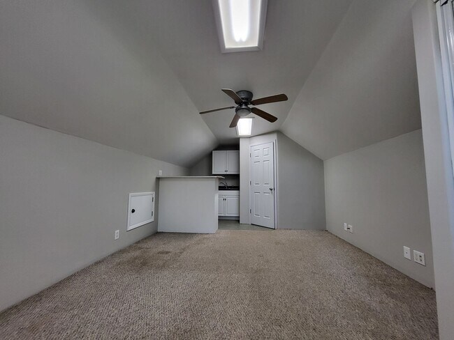 Foto del edificio - Studio loft next to UCO campus with deck and fenced yard